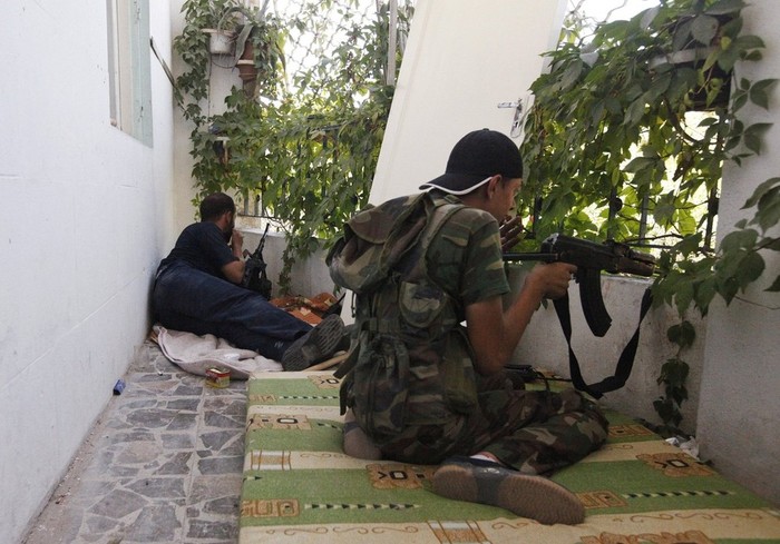 Lực lượng nổi dậy giao tranh với quân chính phủ tại Seif El Dawla, trung tâm thành phố Aleppo, Syria ngày 22/8/2012